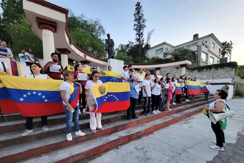 Un grupo de venezolanos que radican en Nuevo León protestan contra Nicolás Maduro.