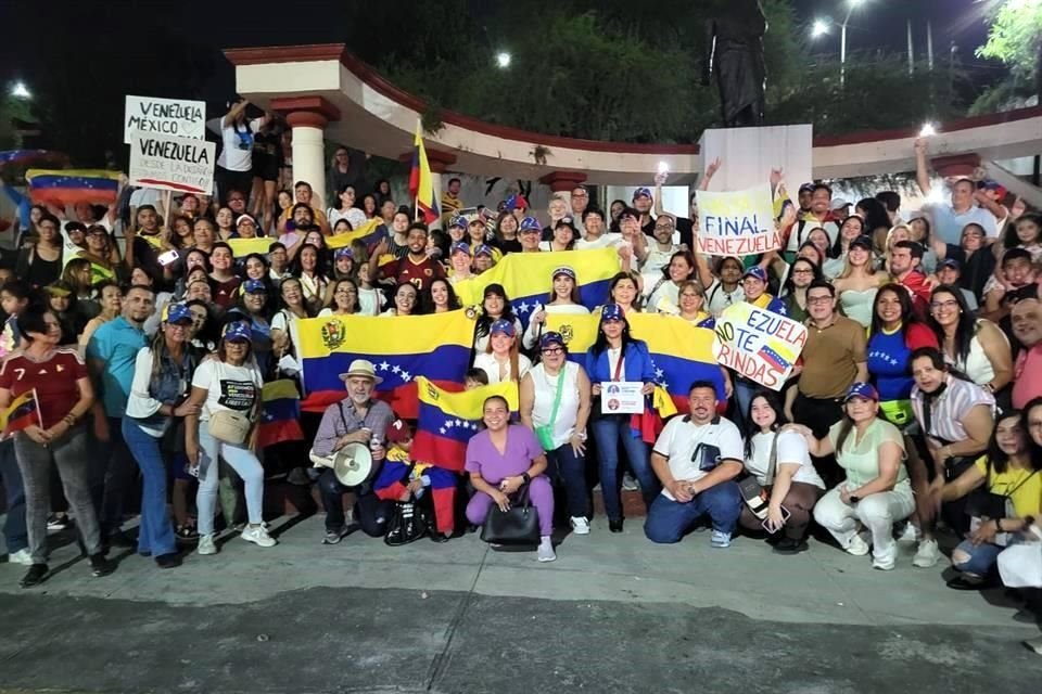 La movilización, que reunió a unas 200 personas en las escalinatas del monumento, inició con la entonación del himno venezolano.