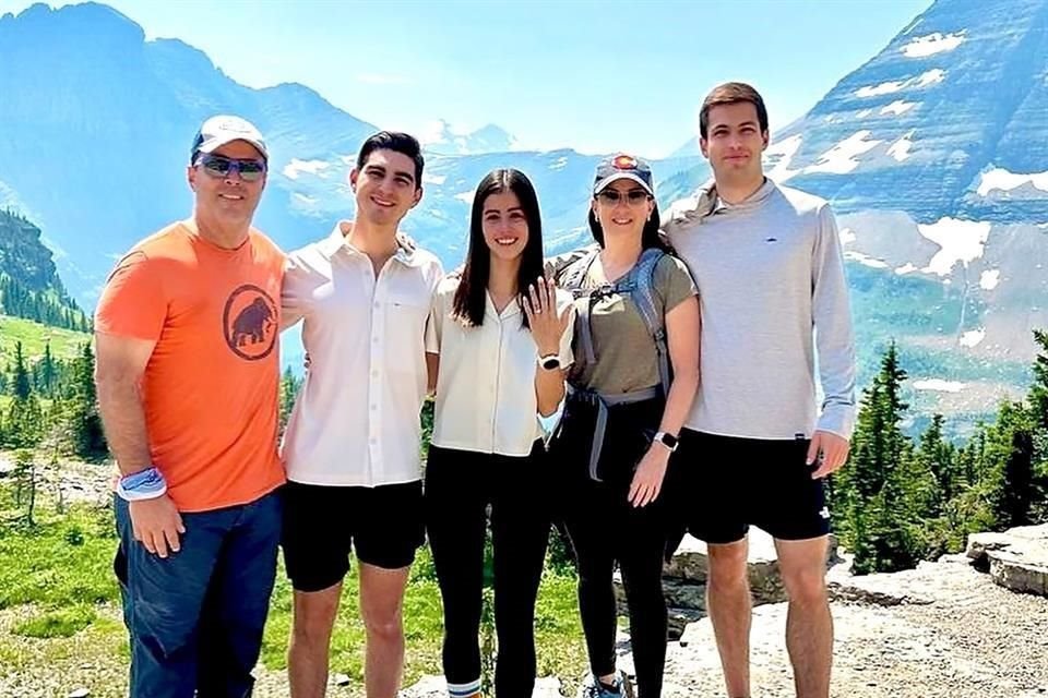 Alejandro Camargo, Eugenio Martínez Elizondo, Balbina Camargo Sada, Lupita Sada de Camargo y Alejandro Camargo Sada