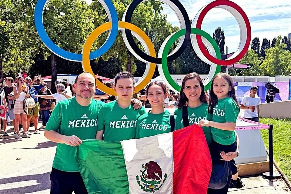 Roberto García y Elisa Chapa de García con sus hijos, Mauricio, Mariel y Romina