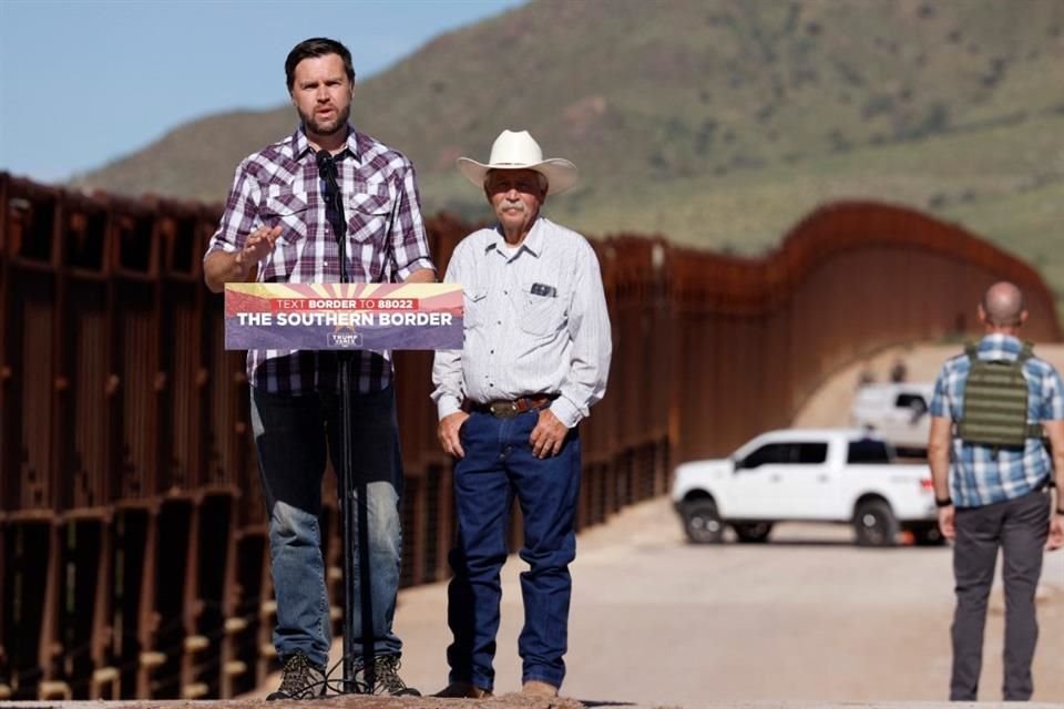 JD Vance durante una visita a la frontera en Arizona.