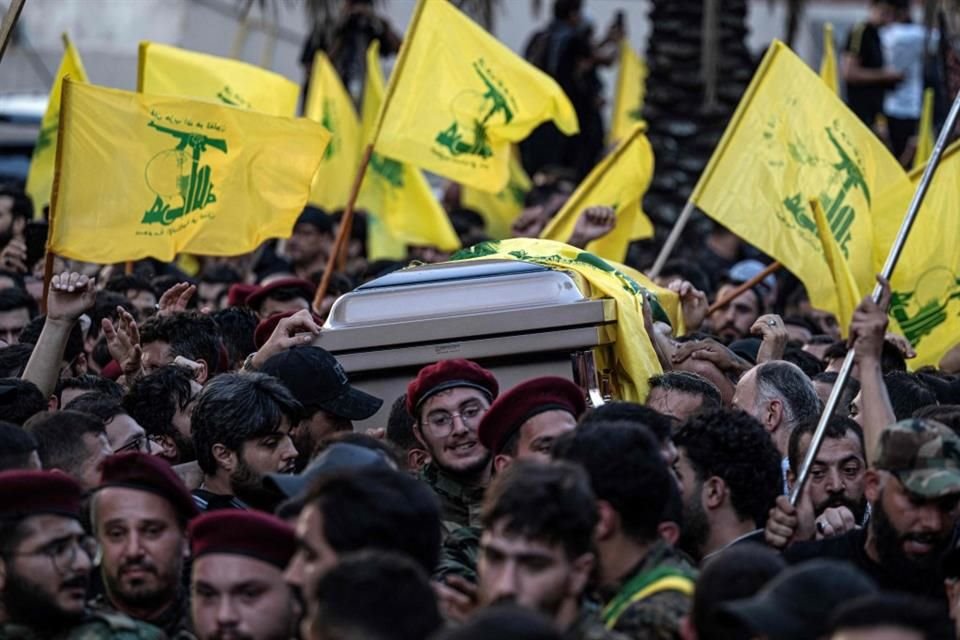 Militantes de Hezbolá cargan el féretro del comandante Fuad Shukr en Beirut.