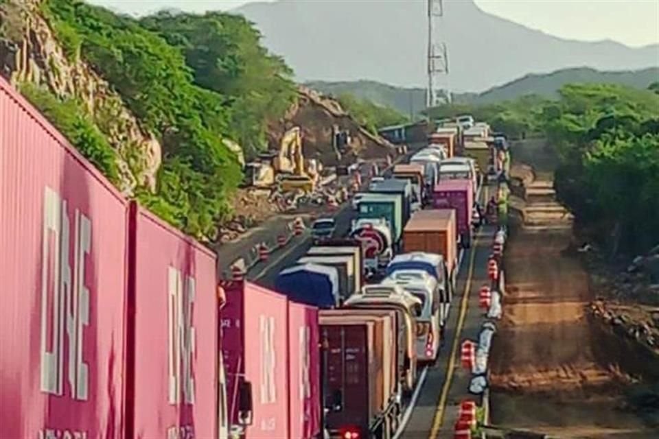 La fila de tráileres que tienen como destino el Puerto interior de Manzanillo para cargar mercancía, atravesó la autopista de cuota en el Municipio de Armería y se extendió hasta Tecomán.