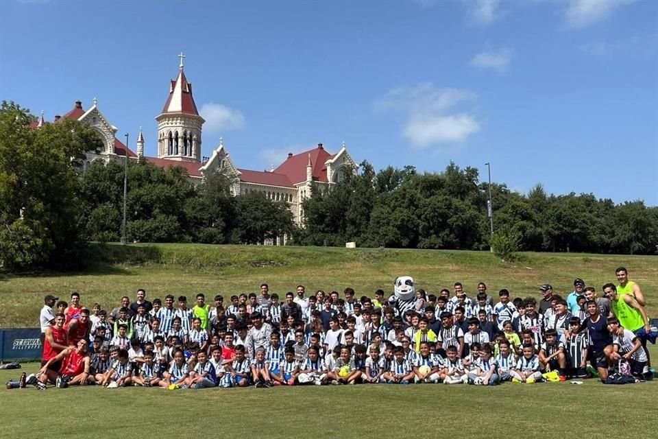Unos 140 integrantes de las escuelas de Rayados en Texas, convivieron con jugadores del primer equipo.