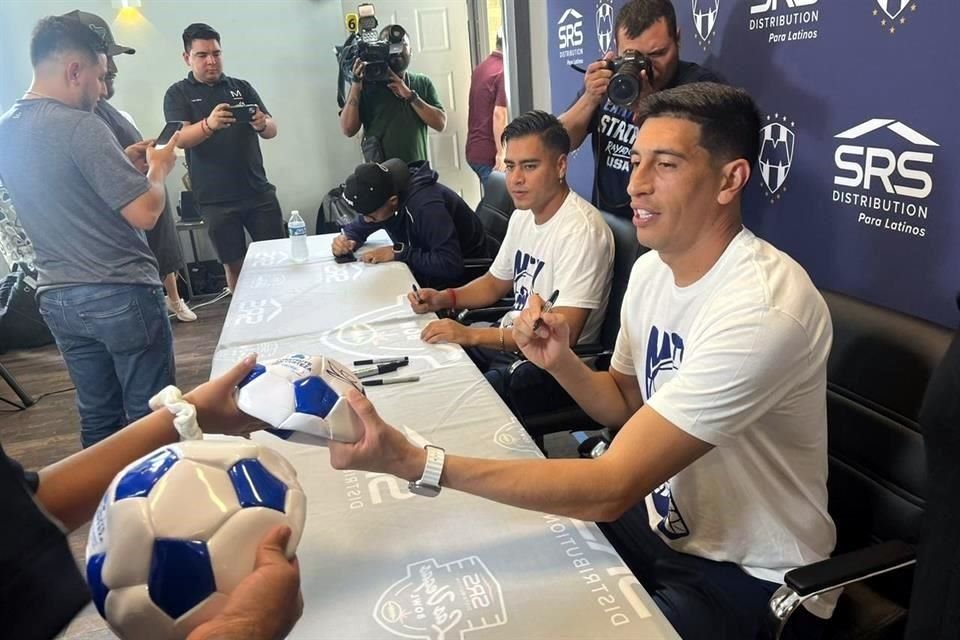 Esteban Andrada y Edson Gutiérrez estuvieron en la firma de autógrafos.