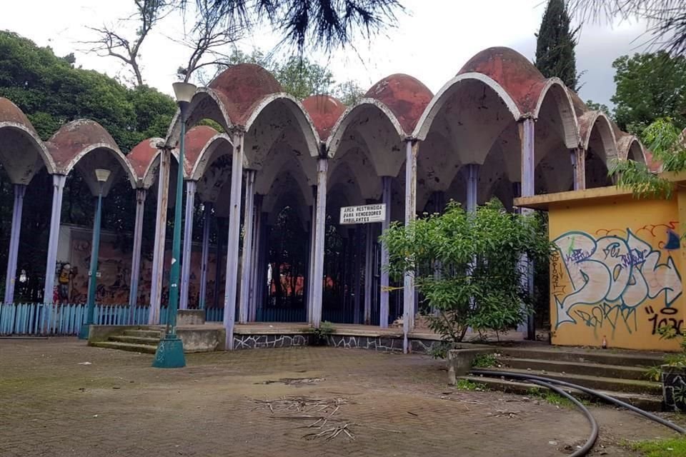 Diseño del arquitecto Leónides Guadarrama, la estación del tren permanece cerrada, pese al proyecto para recuperarla.