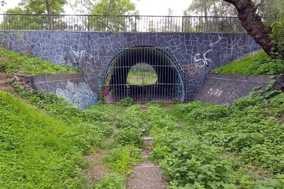 Sin uso, los túneles en la ruta se enrejaron para evitar el mal uso de esta infraestructura.