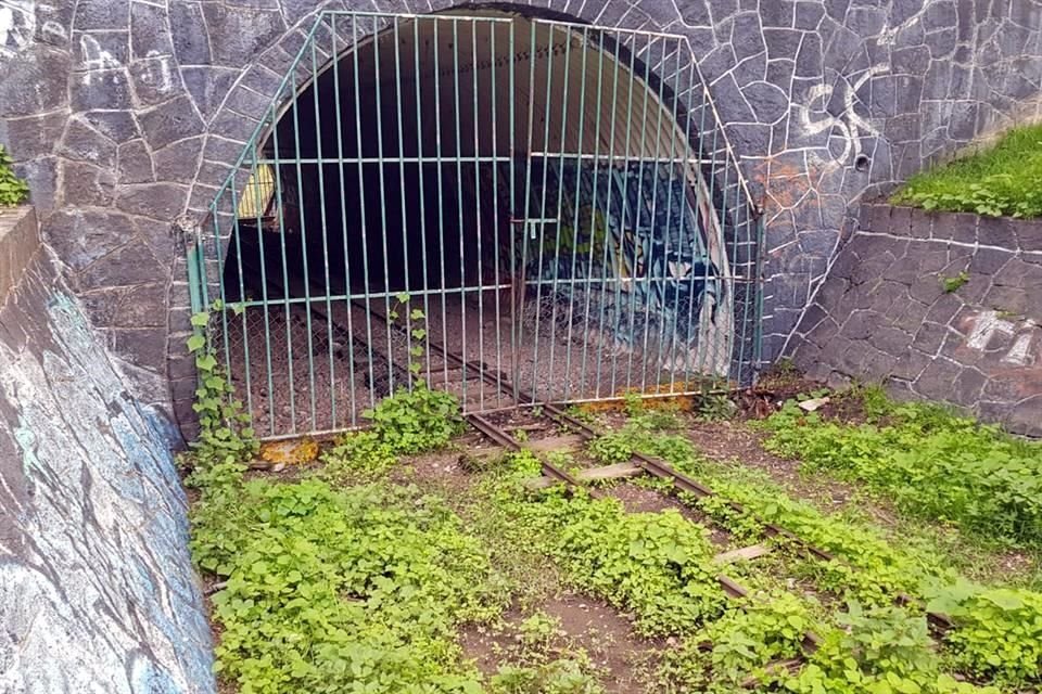 Los tablones que rodean los arcos para impedir el acceso son blanco frecuente de grafiteros en la Segunda Sección.