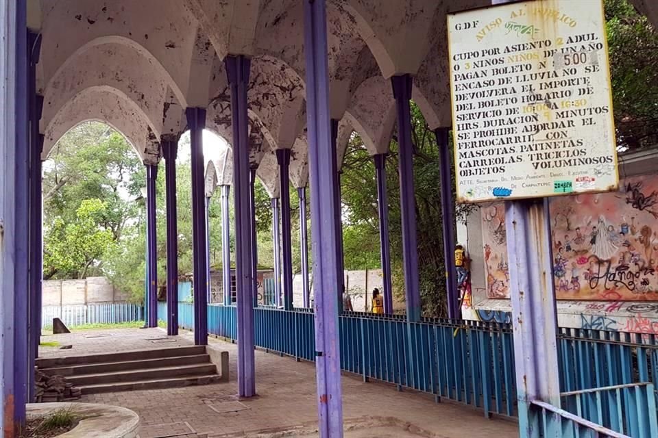 La estructura luce abandonada en la Segunda Sección del Bosque de Chapultepec.