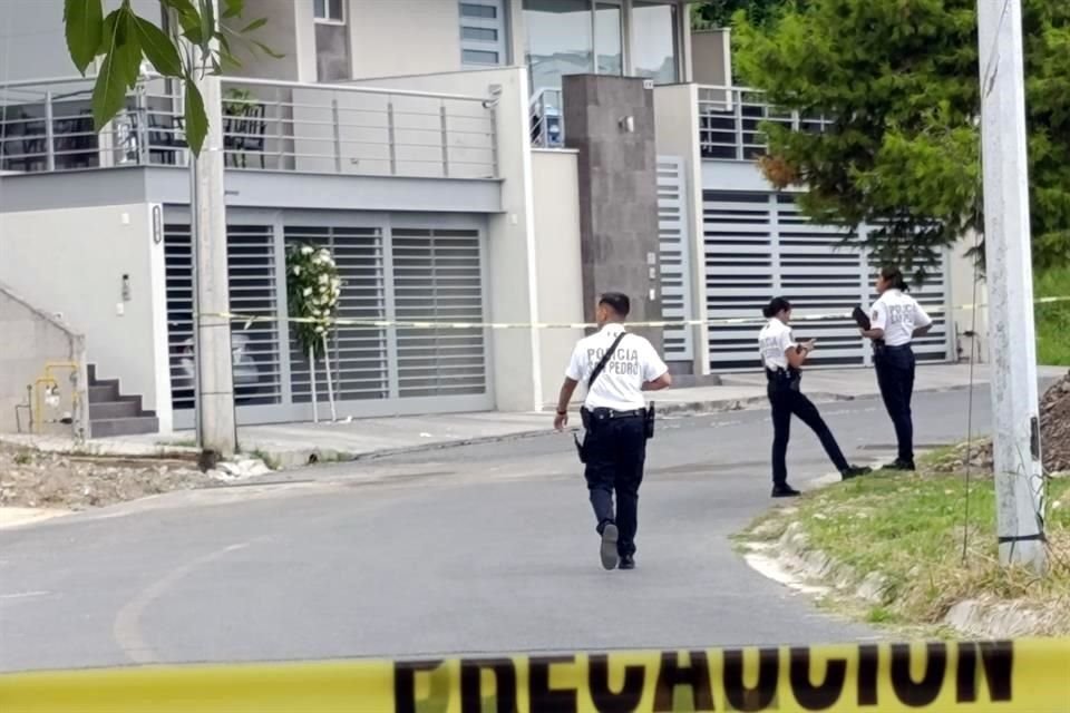 Tras dispararle al menos cuatro balazos, los agresores dejaron una corona fúnebre afuera de la casa en San Pedro.