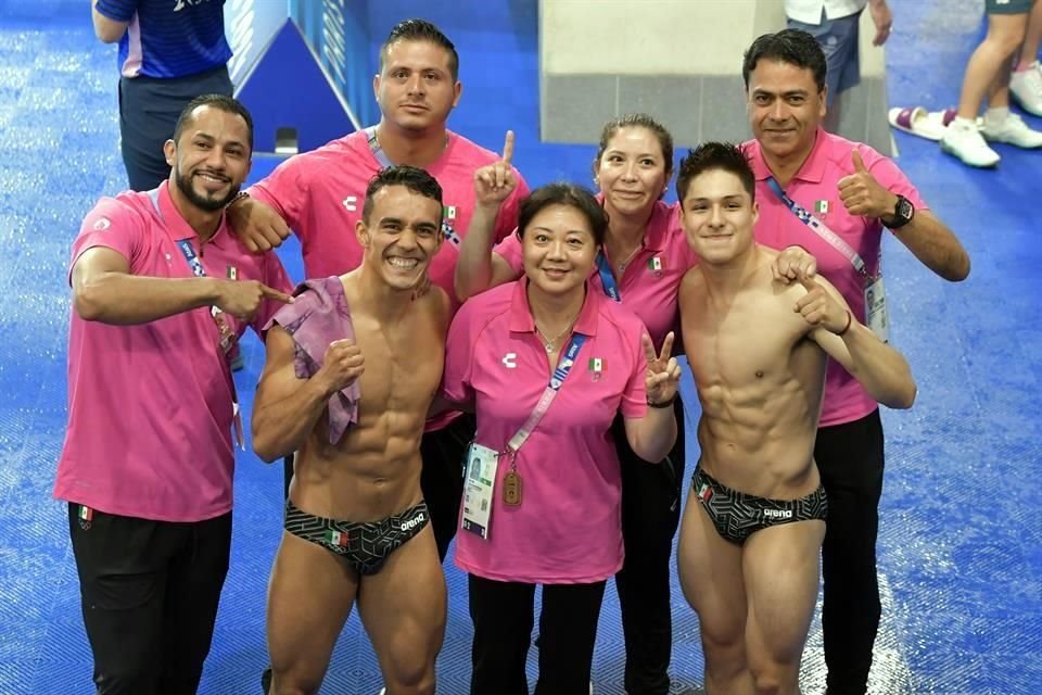 La dupla mexicana festejó su presea junto a la entrenadora Ma Jin.
