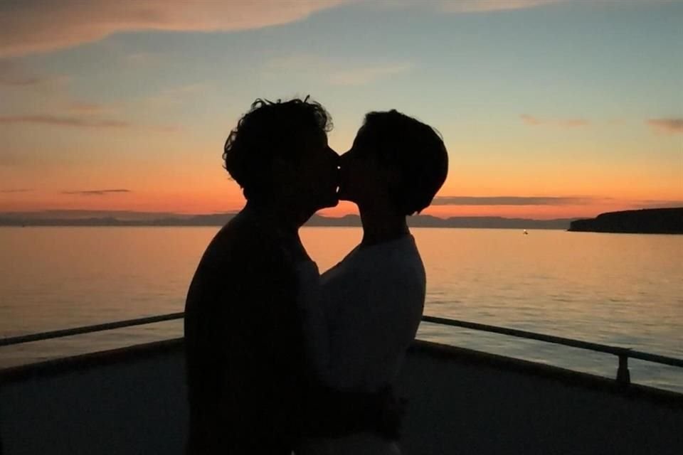 Christian Nodal y Ángela Aguilar compartieron un apasionado beso frente a las olas del mar de Los Cabos, como parte de su luna de miel.