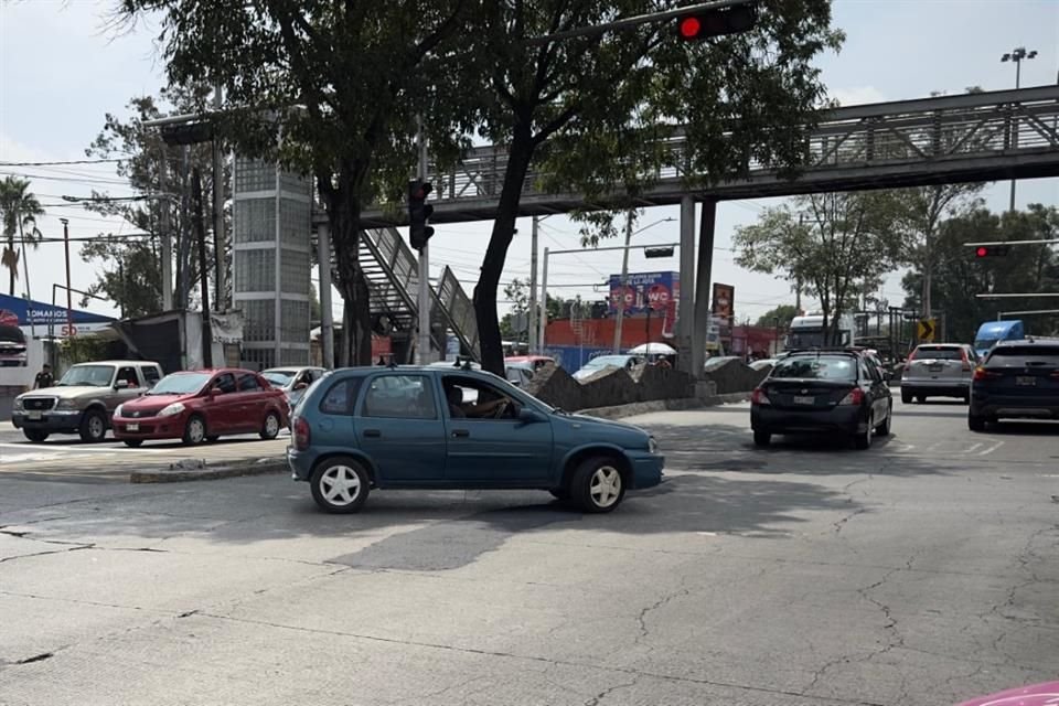 Automovilistas optan por realizar la vuelta prohibida para no avanzar 500 metros para tomar la vuelta correcta. 