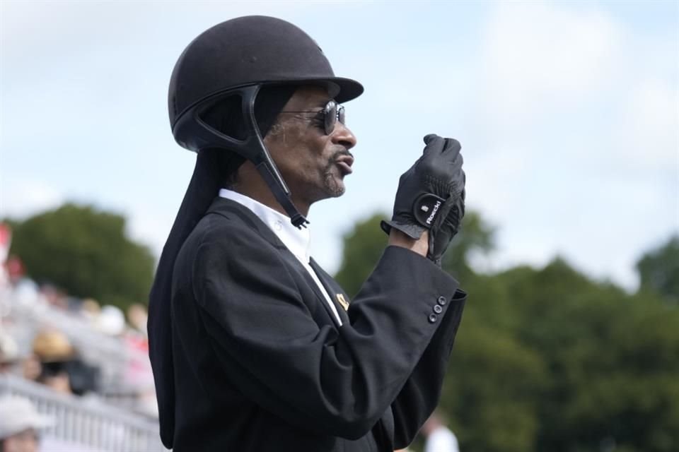 Snoop Dogg se presentó con un atuendo completo de jinete, incluyendo casco, guantes, una chaqueta negra con un broche en forma de 'S'.