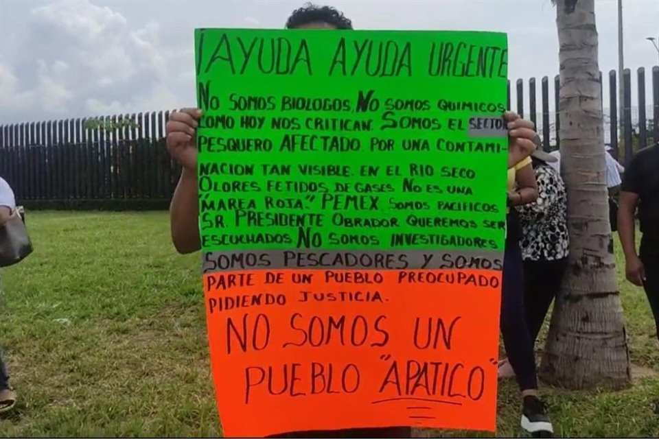 Previo a mitin de AMLO en Tabasco, habitantes y pescadores protestan por contaminación de agua presuntamente causada por refinería Dos Bocas.