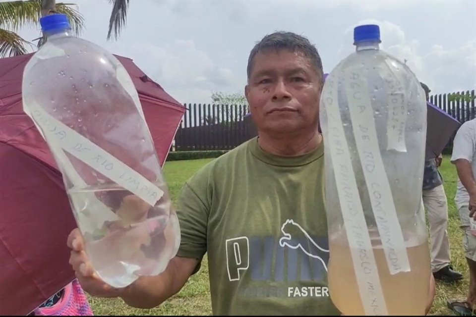 Un hombre esperaba a López Obrador con dos botellas de agua, una transparente, supuestamente como era antes, y una oscura. 