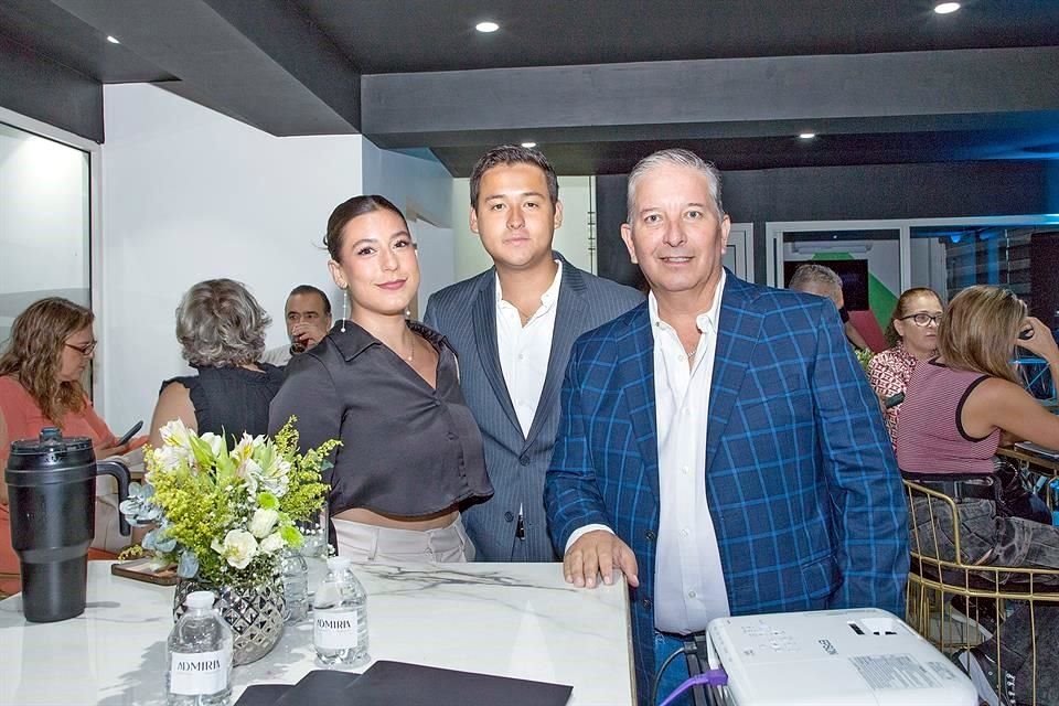 Eugenia Chávez, Carlos Batarse Jr. y Carlos Batarse.