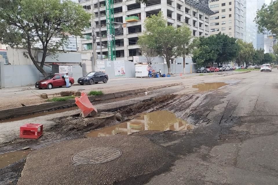 El Sacmex realizó mantenimiento a la red de la Colonia Irrigación, pero dejó dañada la carpeta asfáltica. 