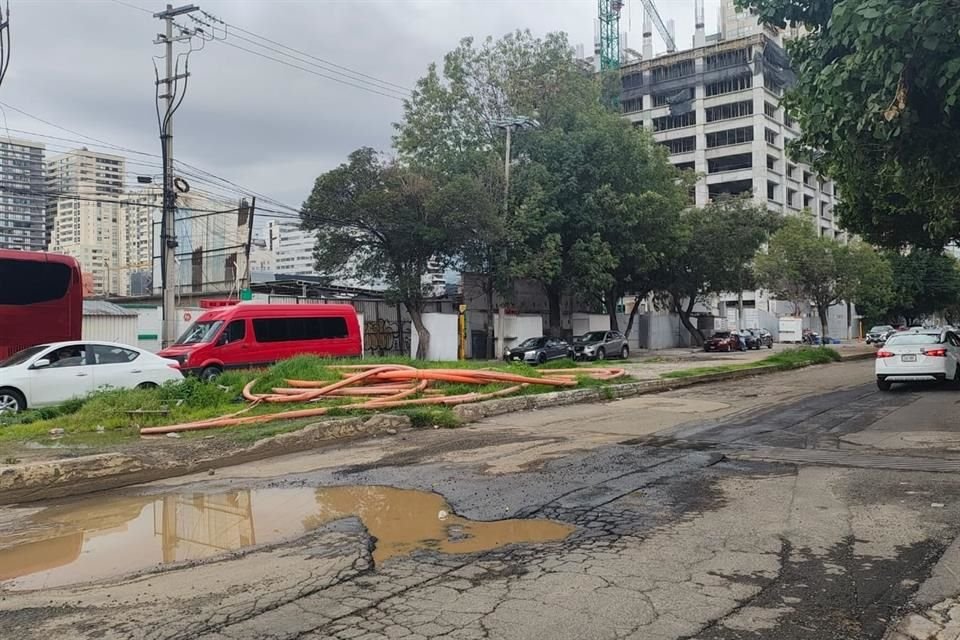 Las laterales de la Avenida Río San Joaquín y su cruce con Presa Falcón son las más afectadas con baches y coladeras destapadas. 