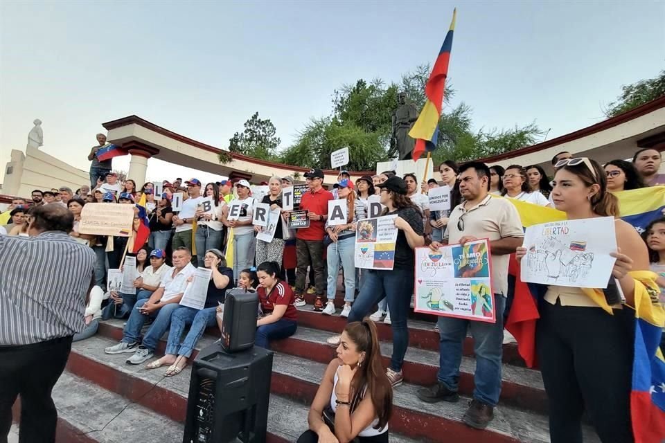 Poco antes de las 19:00 horas, unas 300 personas llegaron al monumento localizado en Simón Bolívar y José Benítez, en la Colonia Obispado.