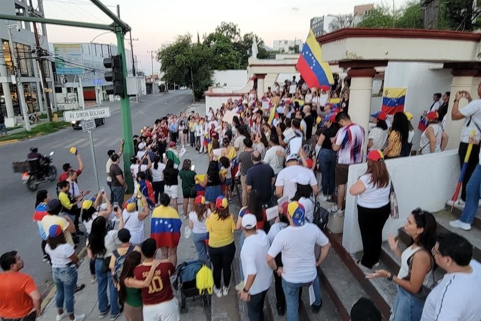 Decenas de banderas venezolanas fueron ondeadas.