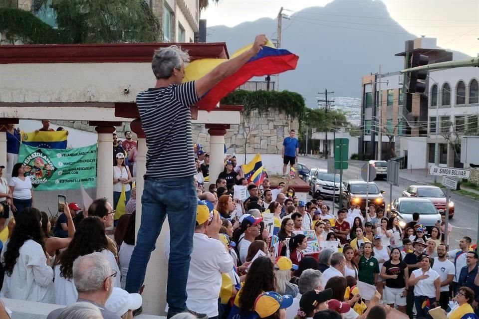 La movilización inició con el himno venezolano, que fue entonado a capella.