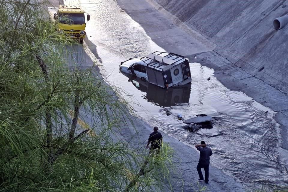 La unidad, con número económico 72, terminó en el centro del canalón de la Avenida Cristina Larralde, a la altura del paso elevado de la Avenida Nogalar Sur.