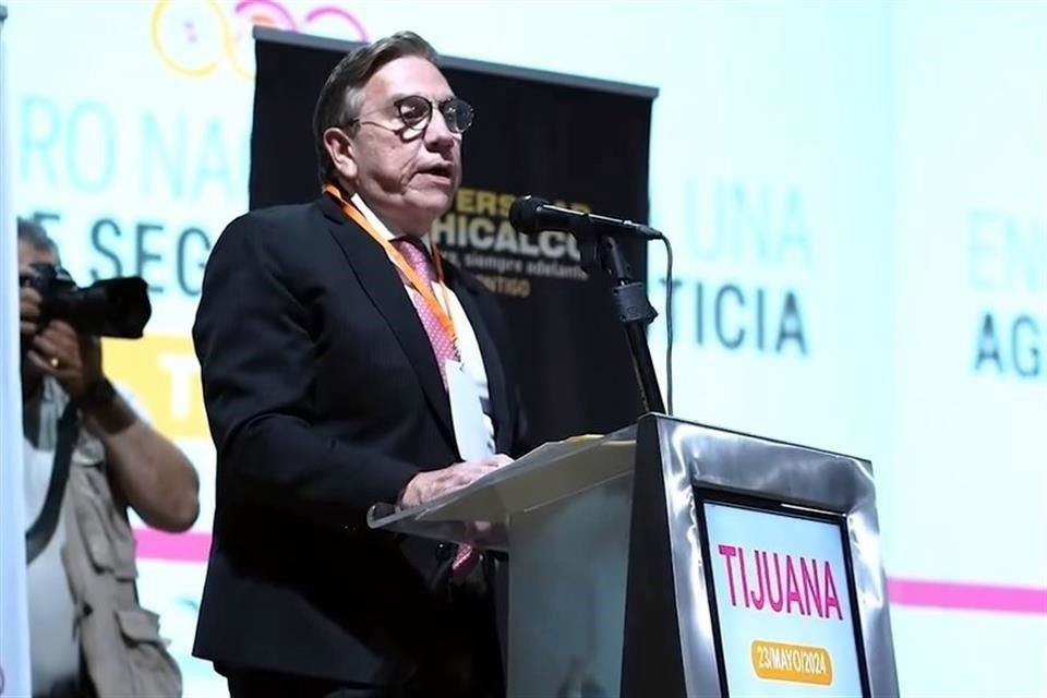 El Ministro dictó una conferencia en Tijuana e inauguró salas de juicios orales en la Universidad Xochicalco.