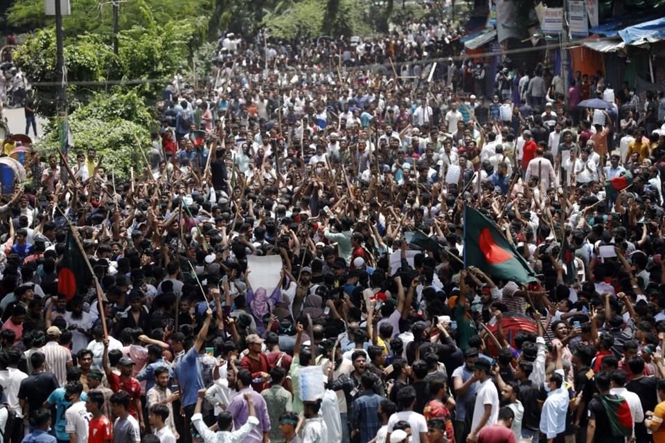 Personas participan en una protesta contra el Gobierno en Bangladés.