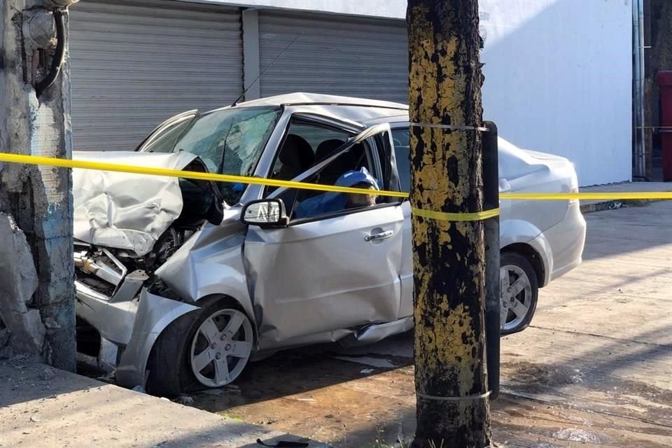 Un automovilista fallece tras perder el control del vehículo, cruzar la Avenida Benito Juárez e impactarse contra una barda, en Guadalupe.