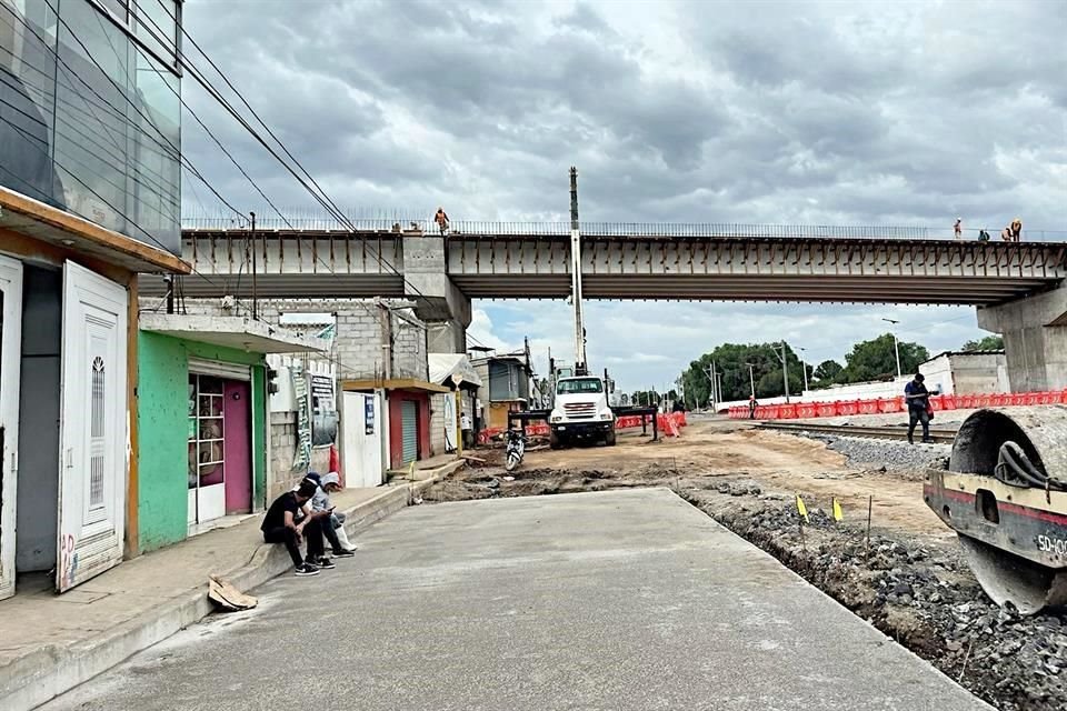 Vecinos aseguraron que una vez que finalizó la reunión, el Gobierno federal dio inicio con la pavimentación de calles.