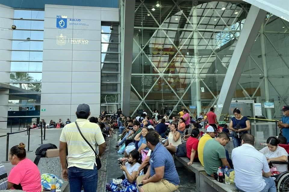 Familiares esperan noticias de sus pacientes afuera del Hospital Materno Infantil, del que, asegura, está colapsado.