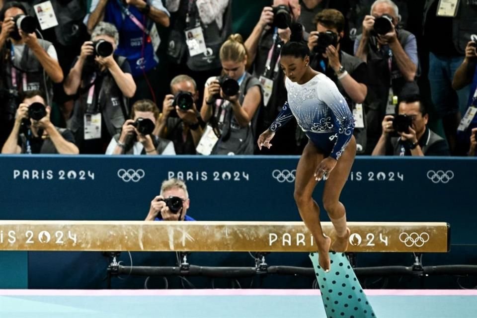 Simone Biles cayó de la viga.