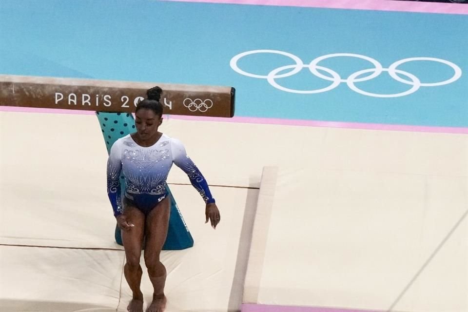 Simone Biles se resbala en la final de viga de equilibrio y pierde el podio olímpico.