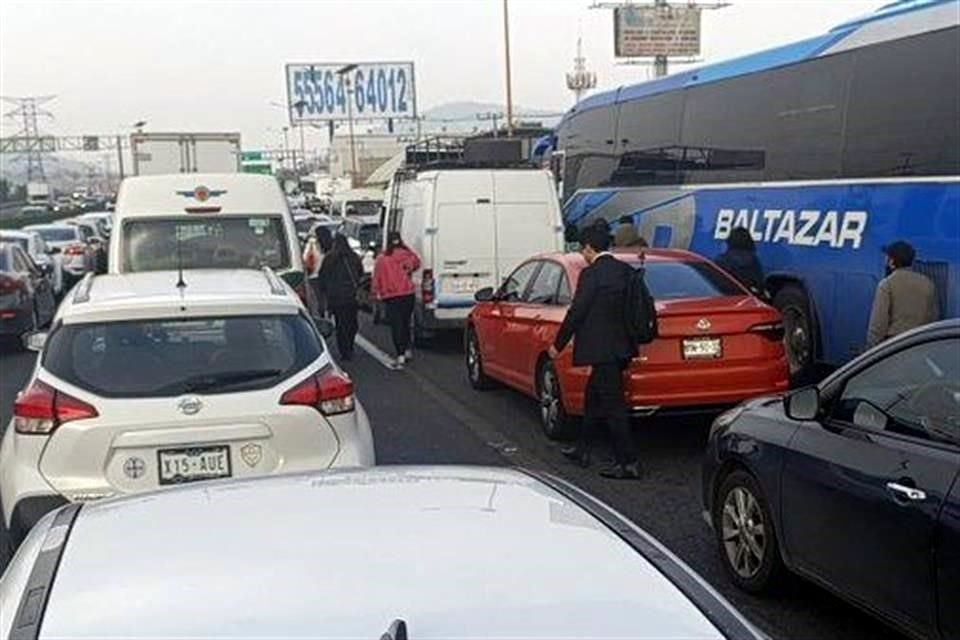 Una manifestación en la autopista México-Pachuca, contra el actuar de un Juez de Estado de México, complicó el acceso a la Ciudad de México.