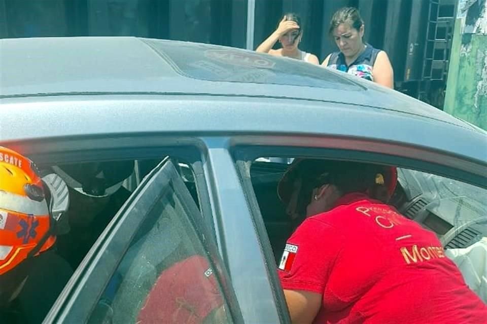 El percance se reportó a las 13:50 horas en las vías ubicadas en el cruce de Gonzalitos y Pablo González Garza, frente a Galerías Monterrey.