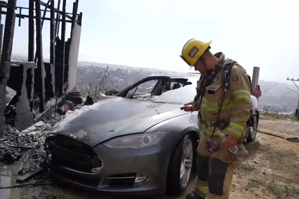 Automovilista provocó el incendio de un vehículo y de una casa al conectar su carro Tesla a una fuente habitacional en Tijuana.