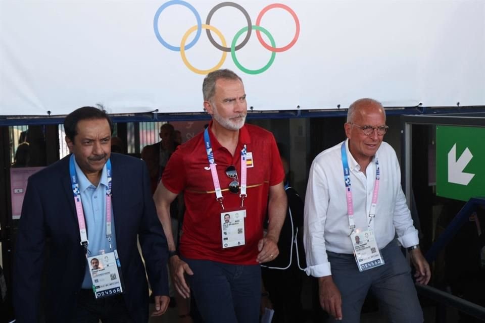 El rey Felipe VI llega para asistir al partido de cuartos de final de hockey sobre césped femenino entre Bélgica y España durante los Juegos Olímpicos de París 2024 en el Estadio Yves-du-Manoir