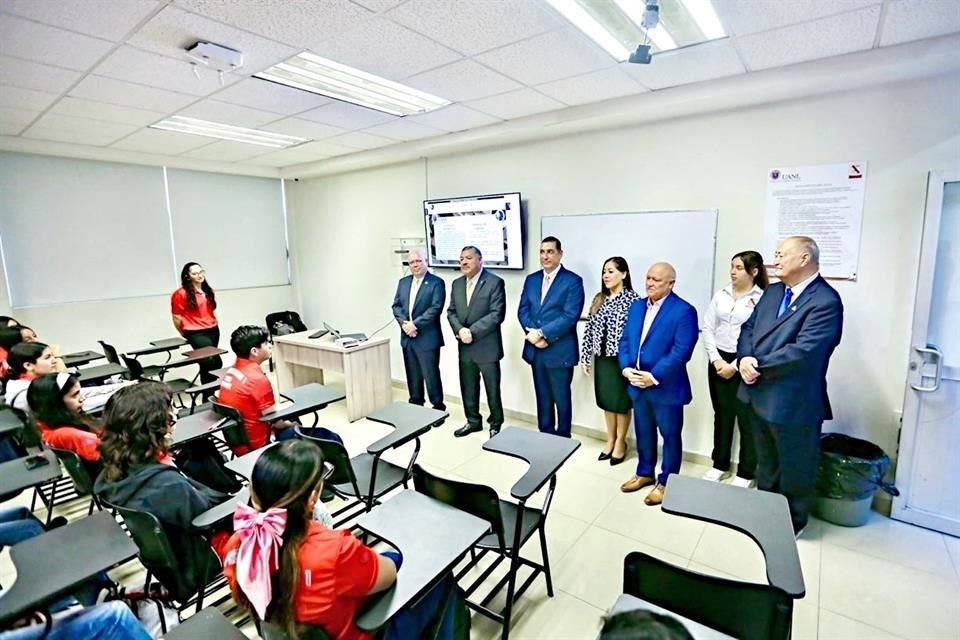 Autoridades universitarias en un salón de la nueva unidad CIDEB Apodaca.