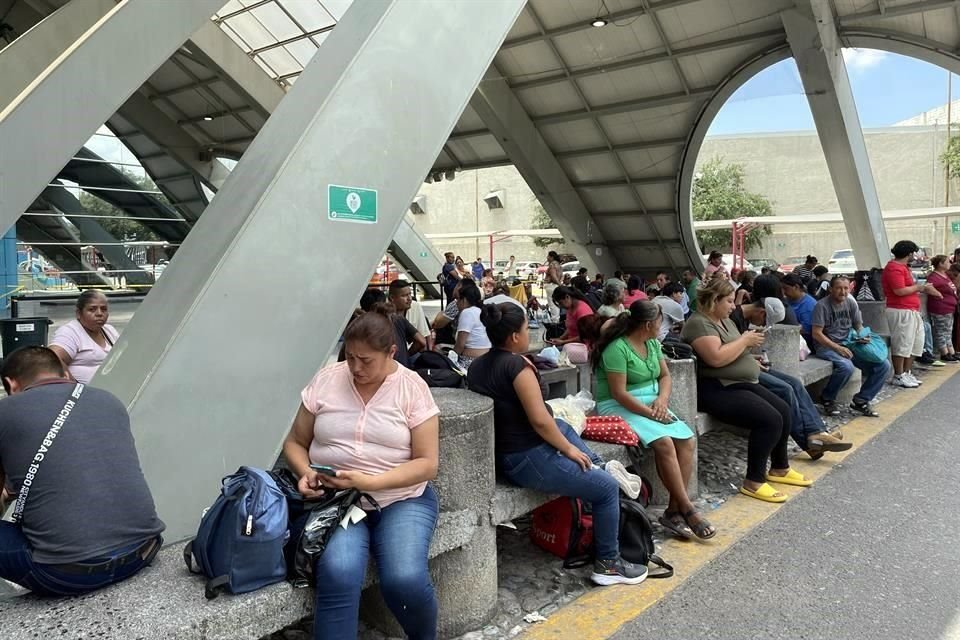 Decenas de familiares esperan noticias del personal médico afuera del Hospital Materno Infantil.