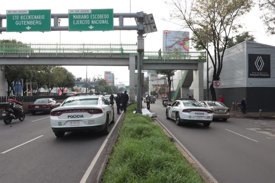 Según reportes preliminares, el motociclista circulaba en dirección hacia Circuito Interior y perdió el control.