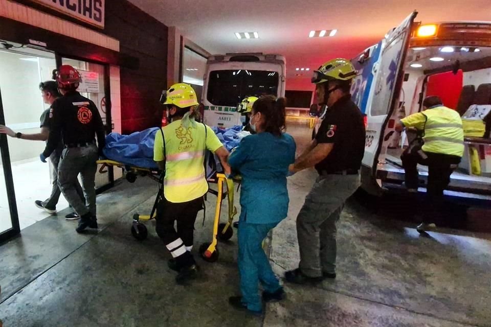 Una adolescente, de 12 años, y un hombre, de 59, lesionados fueron trasladados esta madrugada a un hospital de Monterrey.