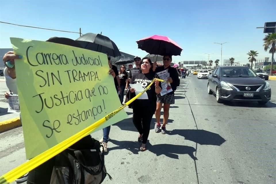 Bajo el grito de '¡diálogo, diálogo!', empleados del Poder Judicial Federal de los Estados de Coahuila, Zacatecas y Nuevo León llegaron hoy a las instalaciones de Villa Ferré, al norte de Saltillo.