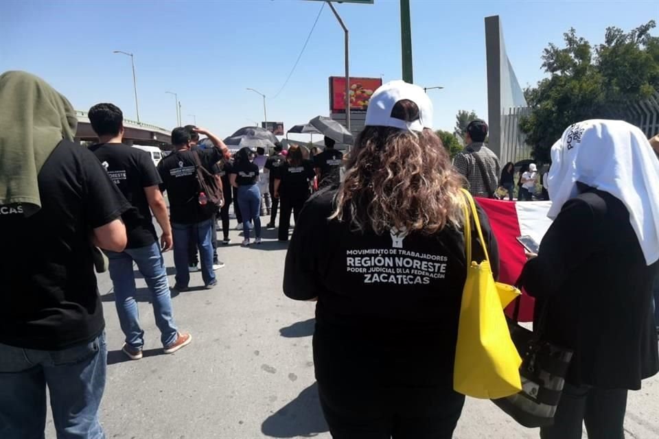 Los empleados marcharon por cerca de un kilómetro y medio por el Bulevar Venustiano Carranza hasta el sitio donde se realizan los foros.