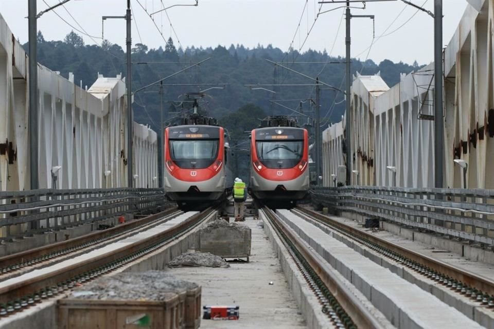 'En las pruebas estáticas, se detienen dos trenes cargados con sacos de arena que simulan el peso máximo de los usuarios durante un periodo de hasta tres horas', apuntó.