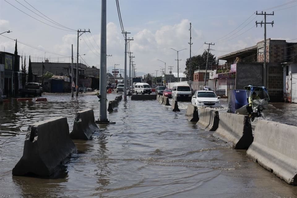 Los colonos, principalmente de las colonias Culturas de México, San Miguel Jacalones y Jardines de Chalco, afirmaron que desde el viernes comenzaron con la inundación.