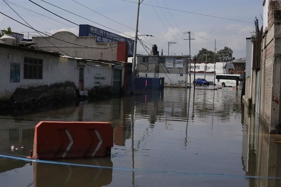 De las coladeras brotó el agua e inunda las calles de las colonias.