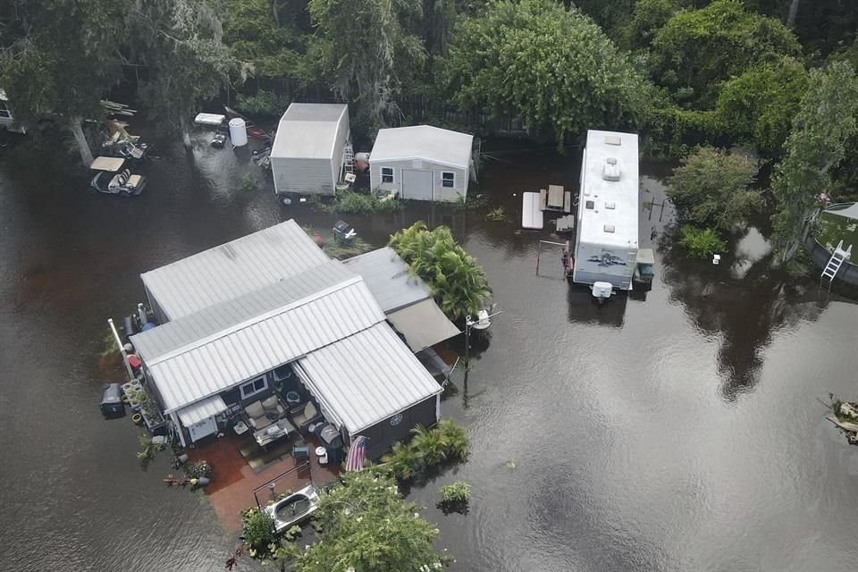 Casas inundadas tras el paso de la tormenta 'Debby' en Florida.