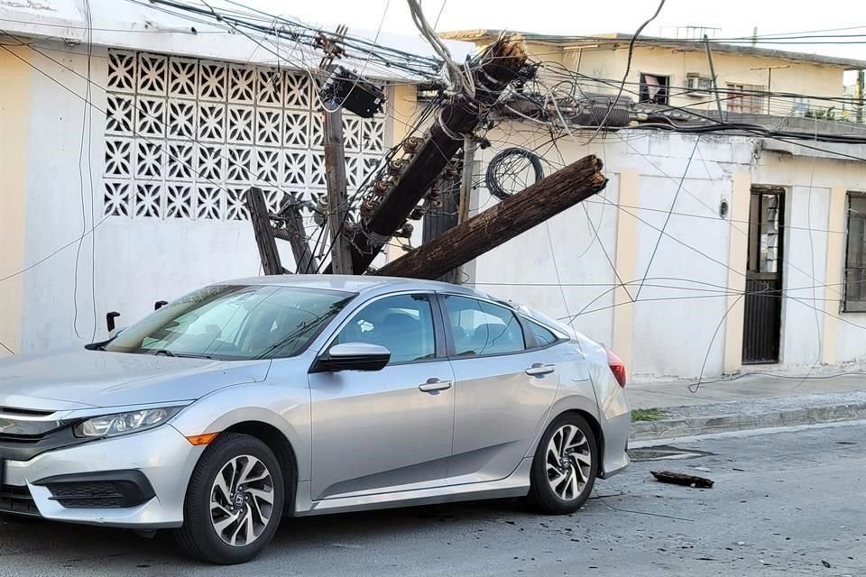 Como el poste llevaba cables electrificados, personal de la CFE suspendió el suministro de energía.