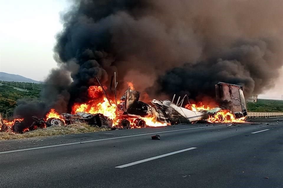 El percance, en el que una de las unidades de carga se incendió, se reportó alrededor de las 6:00 horas en el kilómetro 74.